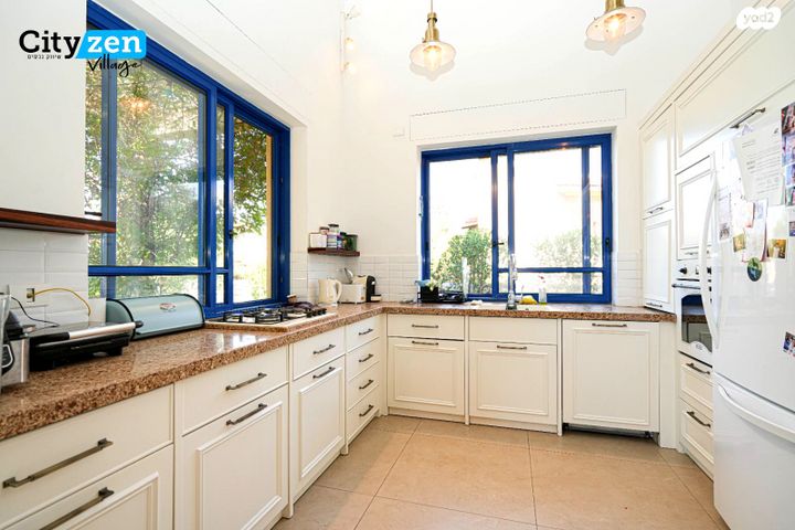 דו משפחתי, תל מונד