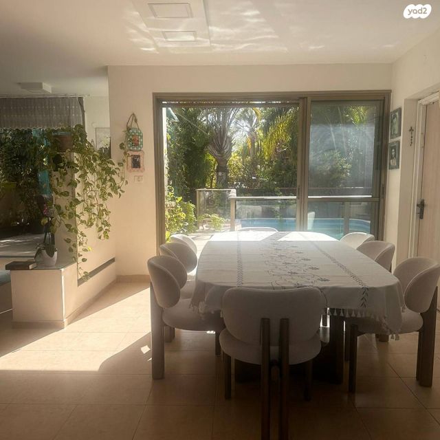 דו משפחתי, פול ברג, קרית חתני פרס נובל, ראשון לציון