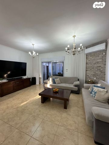 דו משפחתי, פרדס חנה כרכור