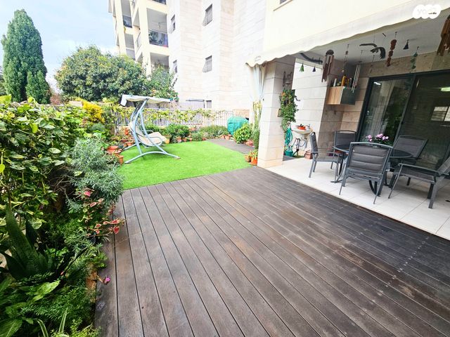 דירת גן, עופרה חזה 2, הזמר העברי, כפר סבא