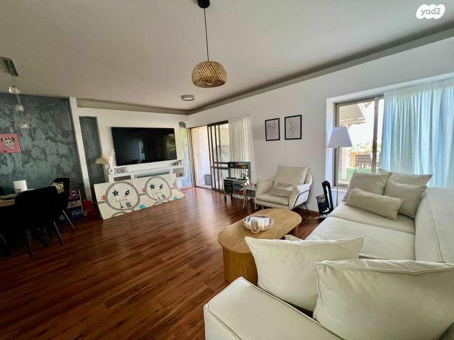 דו משפחתי, אלפי מנשה