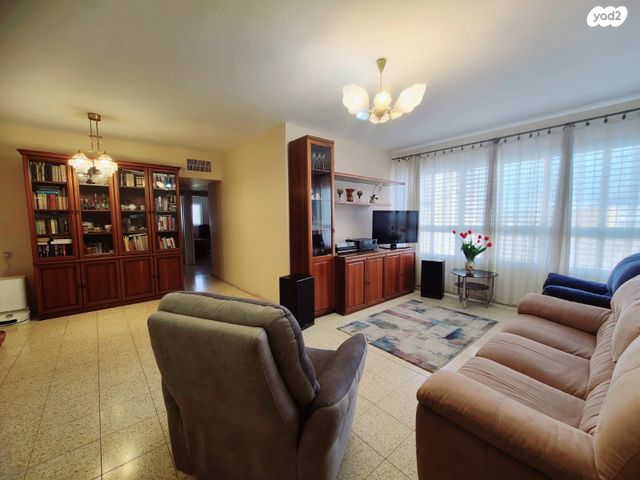 דירה, האדמו"ר האמצעי, חב"ד, נווה אורנים, לוד