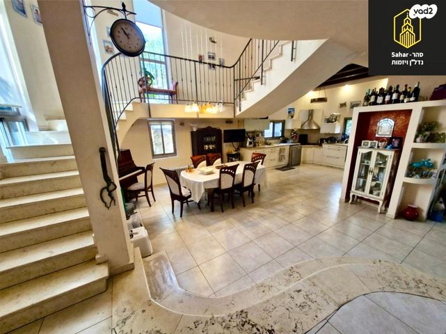 דו משפחתי, אלפי מנשה