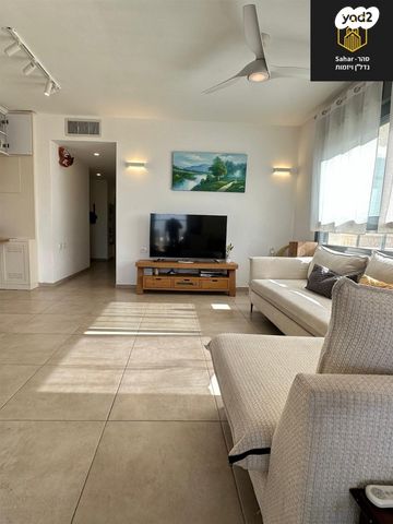 גג/ פנטהאוז, אלפי מנשה