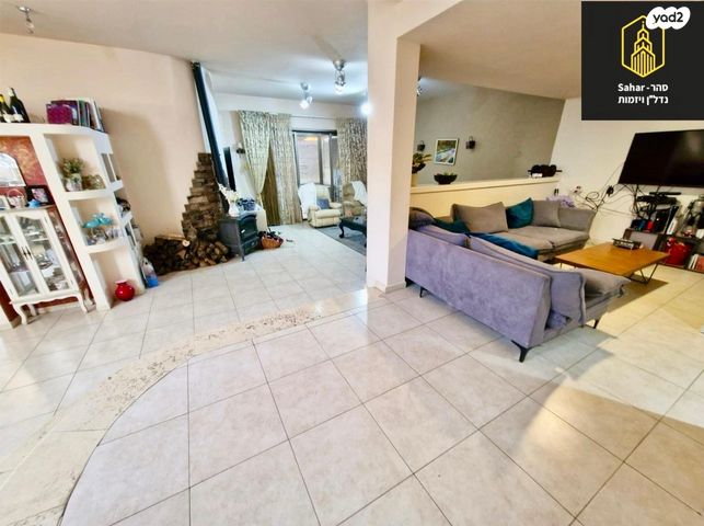 דו משפחתי, אלפי מנשה