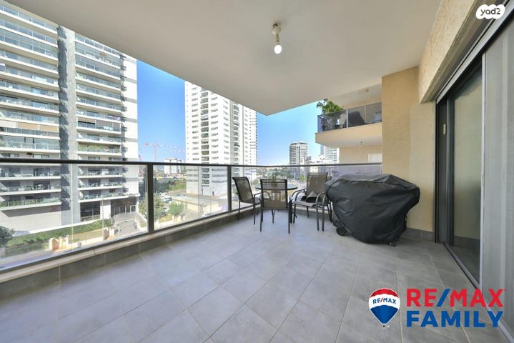 דירה, עפרה חזה, משכנות האומנים, קרית מוצקין