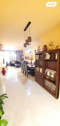 דירה, מרים מזרחי, רחובות