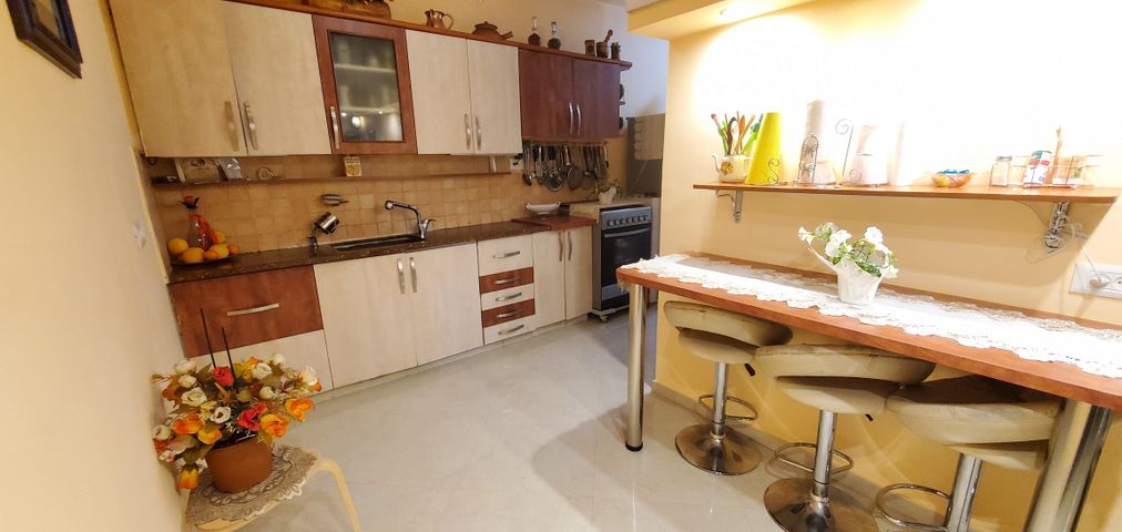 דירה, מרים מזרחי, רחובות