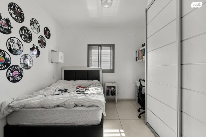 דירה, יגאל ידין, המגינים, מודיעין מכבים רעות