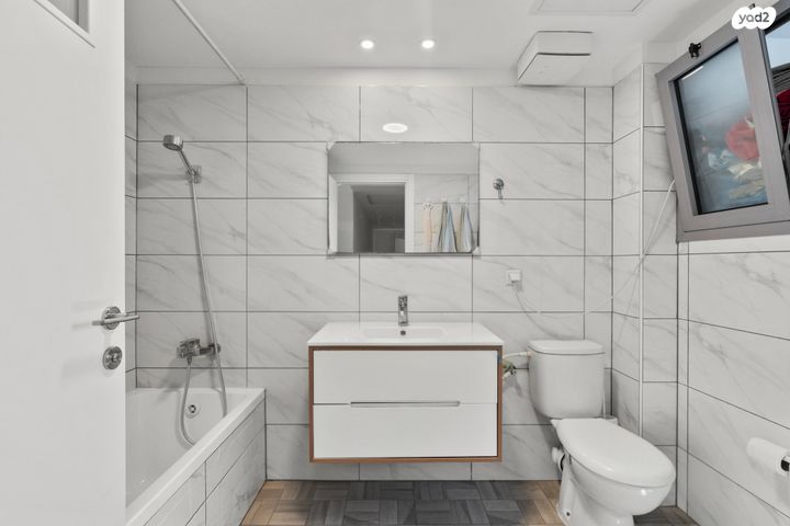 דירה, יגאל ידין, המגינים, מודיעין מכבים רעות