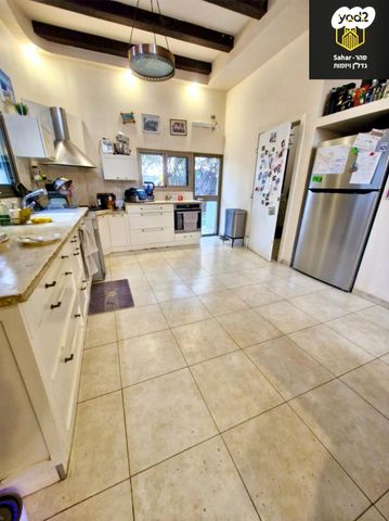 דו משפחתי, אלפי מנשה