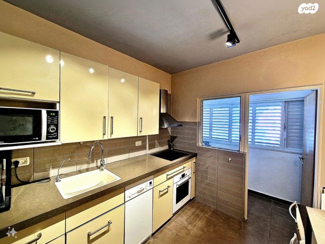 דירה, האדמו"ר האמצעי, חב"ד, נווה אורנים, לוד