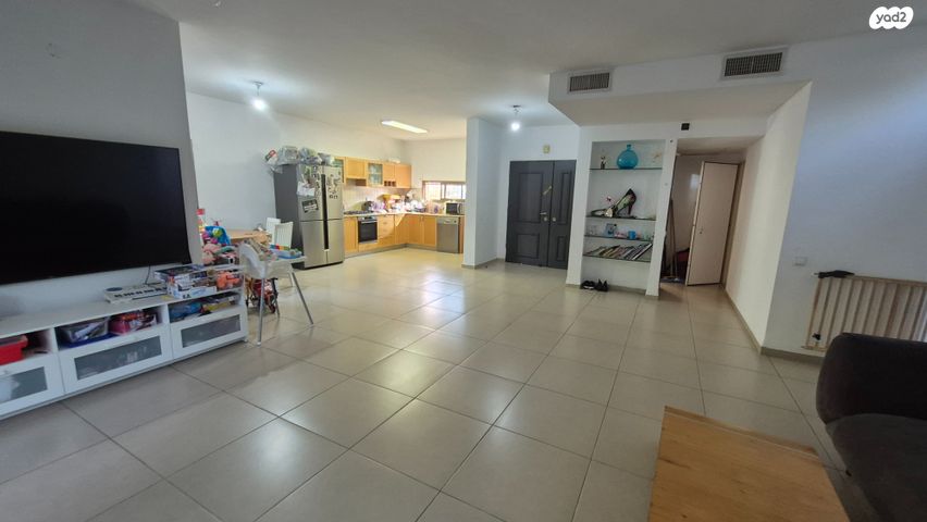 דו משפחתי, תירוש, גילץ הירוקה, אבן יהודה