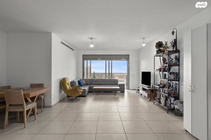 דירה, יגאל ידין, המגינים, מודיעין מכבים רעות