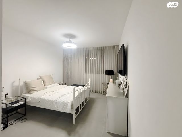 דירה, שרה אהרונסון, גדרה מזרח, גדרה