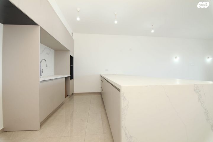 דירה, אמנון ליפקין שחק, נוף הטיילת, נתניה