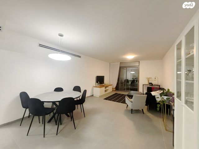 דירה, שרה אהרונסון, גדרה מזרח, גדרה