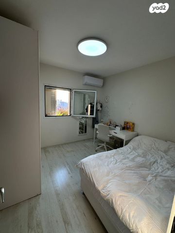 דירה, משה דיין, המגינים, מודיעין מכבים רעות