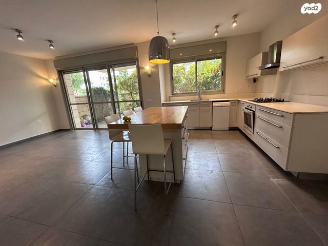 דירת גן, חסידה, כפר סבא הצעירה, כפר סבא