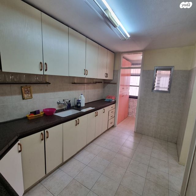 דירה, קדושי קהילת מזריץ' 10, שרת, לוד