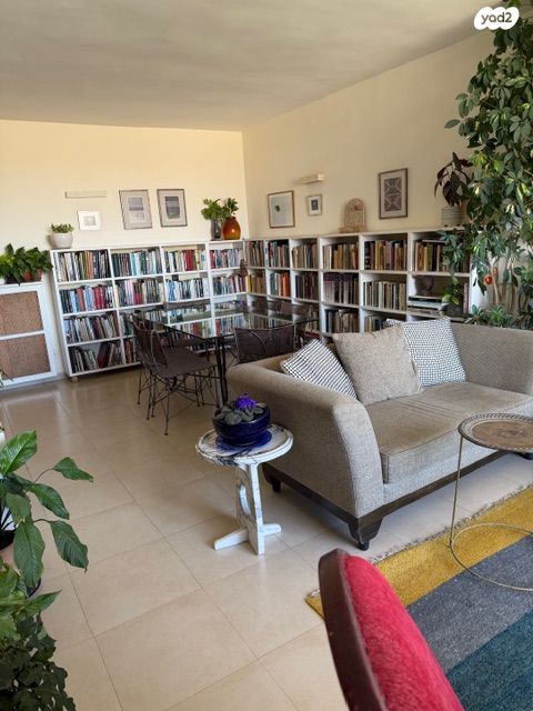 דירה, עין רוגל, גבעת חנניה, אבו תור, ירושלים