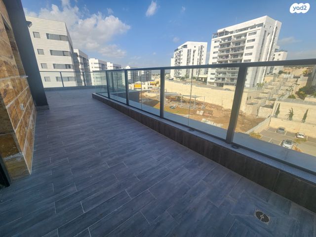 גג/ פנטהאוז, לוטם, הפרחים, חריש