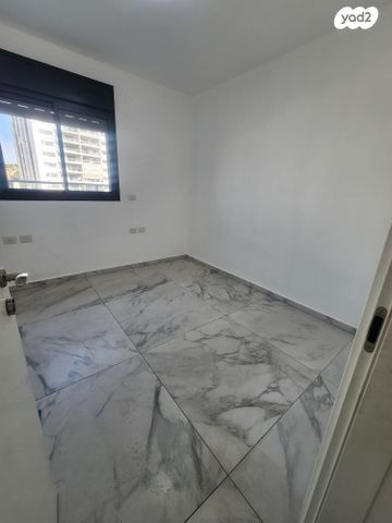 גג/ פנטהאוז, לוטם, הפרחים, חריש