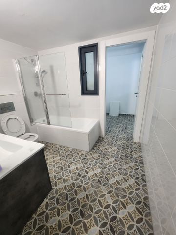 גג/ פנטהאוז, לוטם, הפרחים, חריש