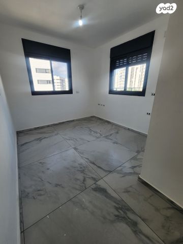 גג/ פנטהאוז, לוטם, הפרחים, חריש