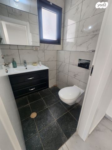 גג/ פנטהאוז, לוטם, הפרחים, חריש