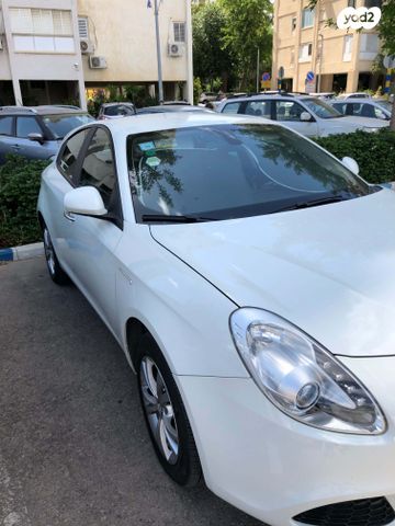 מודעת רכב אלפא רומיאו ג'ולייטה