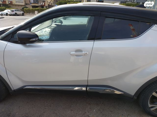 מודעת רכב טויוטה C-HR