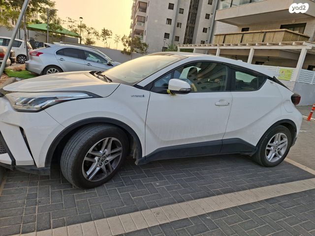 מודעת רכב טויוטה C-HR