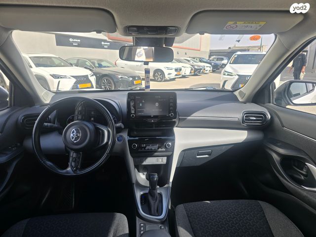 טויוטה יאריס קרוס