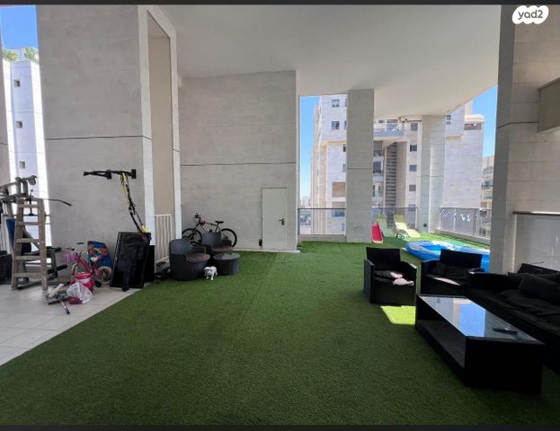 גג/ פנטהאוז, עוזי נרקיס 8, קרית רבין, חולון