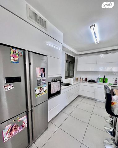 גג/ פנטהאוז, עוזי נרקיס 8, קרית רבין, חולון