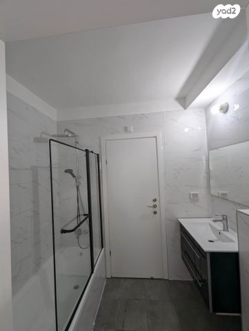 גג/ פנטהאוז, הרב אבא אבוחצירה 17, שדרות בפארק, שדרות