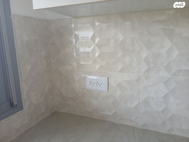 דירה, דרך ארץ 21, אבני חן, חריש