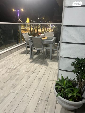 דירה, פסנתר 4, המוזיקה, שדרות