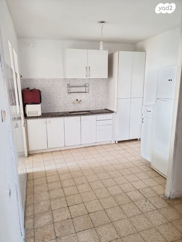 ח.מ. שפירא 16