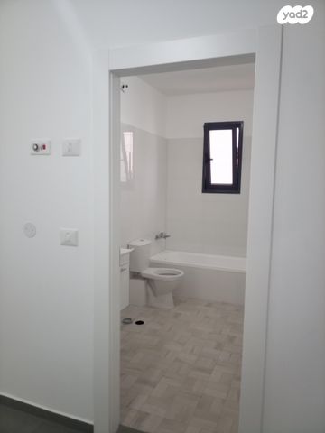 דירה, דרך ארץ 11, אבני חן, חריש