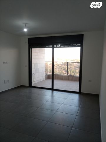 דירה, דרך ארץ 11, אבני חן, חריש