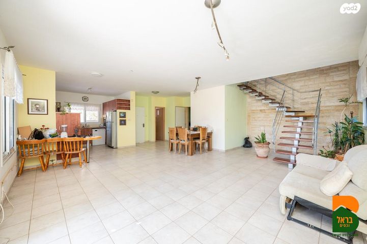 דו משפחתי, נווה שרת, זכרון יעקב