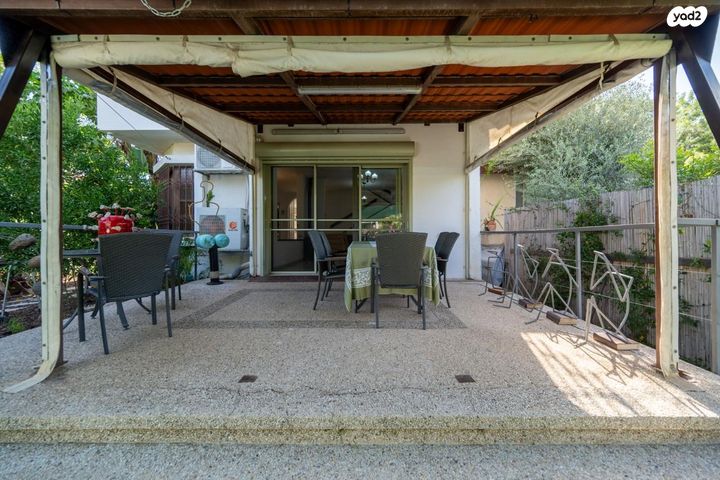 דו משפחתי, בן ציון פוגל, סלע, רחובות