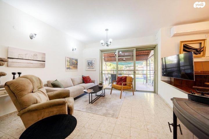 דו משפחתי, בן ציון פוגל, סלע, רחובות