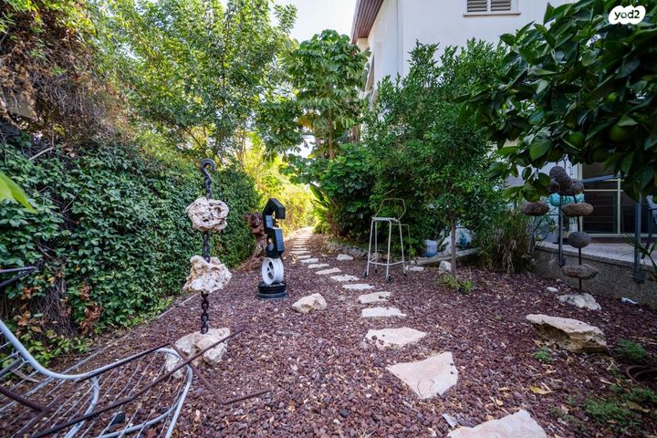 דו משפחתי, בן ציון פוגל, סלע, רחובות