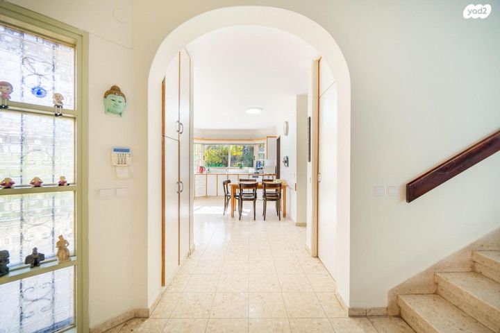 דו משפחתי, בן ציון פוגל, סלע, רחובות