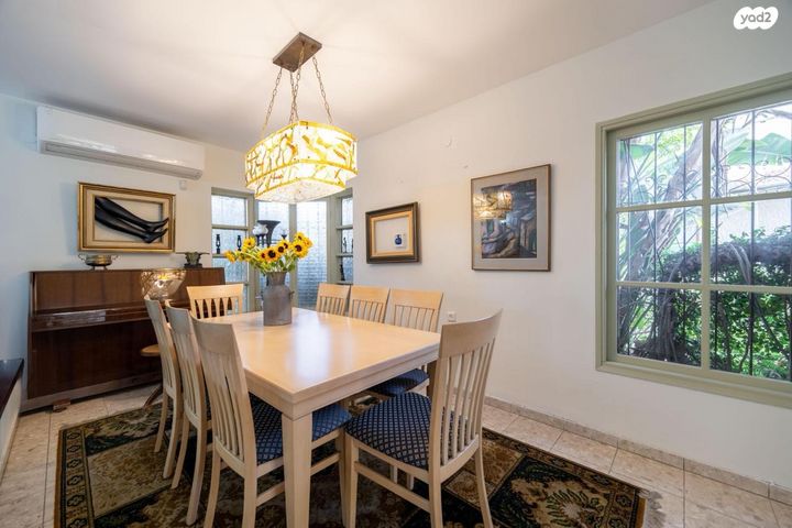 דו משפחתי, בן ציון פוגל, סלע, רחובות