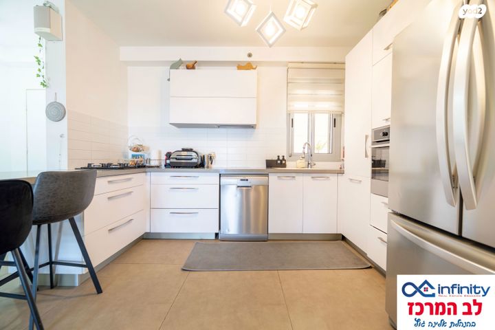 דירה, נתן אלתרמן, פסגות אפק, ראש העין