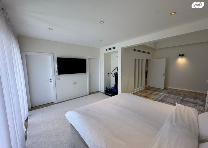 דו משפחתי, קיסריה